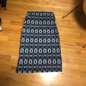 Athleta Navy and white sleeveless Mid length with pockets. swim material